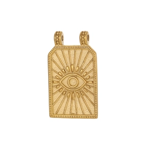 Detailopname van gouden rechthoekige boze oog hanger met zonnestralen en korrelrand