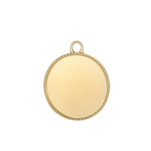 Detail eines mattgoldenen Sternanhängers mit Perlenrand für die Schmuckherstellung