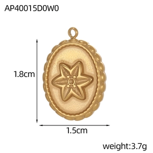Detail van 1,8cm vintage gouden ovale hanger met sterreliëf en kralenrand afwerking