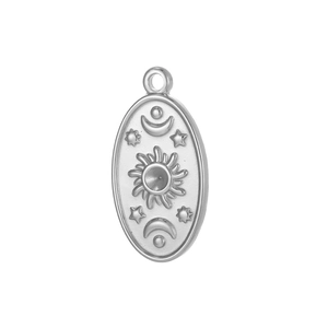 Nahaufnahme Ovaler Tarot-Anhänger mit Sonne Mond und Sternen aus Edelstahl-Relief