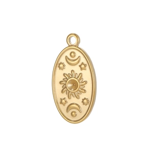 Goldener ovaler Anhänger mit geprägten Sonnen-, Mond- und Sternmotiven und Öse oben