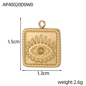 Detailopname van de vierkante gouden hanger van 1,5cm met boze oog en gedraaide rand