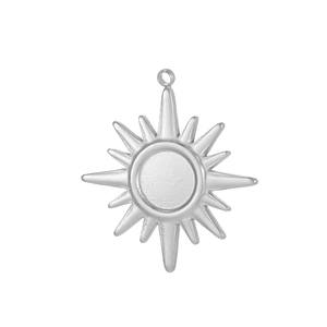 Minimalistischer Sonnenstrahl-Anhänger aus Edelstahl in Silber auf weißem Hintergrund