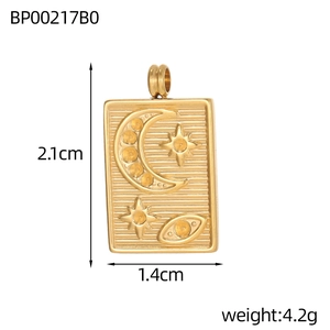 Details van de gouden rechthoekige hanger 2,1cm x 1,4cm met maan ster reliëf en maten
