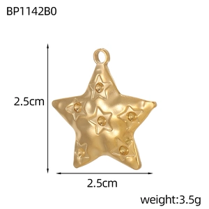Macro-opname van de goudkleurige roestvrijstalen sterhanger met afmetingen van 2,5 cm
