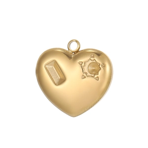 Vue détaillée du pendentif coeur doré avec un motif en relief de style vintage