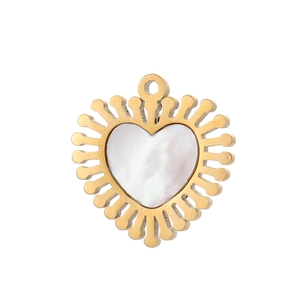 Macro-detail van hartvormige hanger met gouden zonnestraalframe en wit schelp-inlegwerk