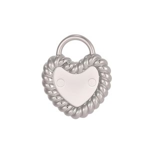 Détail macro du pendentif cœur en argent avec bord torsadé et centre poli