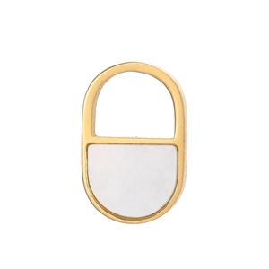 Gedetailleerde weergave van een vergulde ovale hanger met elegante witte schelpinleg