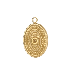 Détail macro du pendentif ovale en acier inoxydable doré avec motif perlé texturé