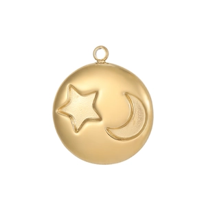 Détail du pendentif doré rond avec motifs étoile et lune pour création de bijoux DIY