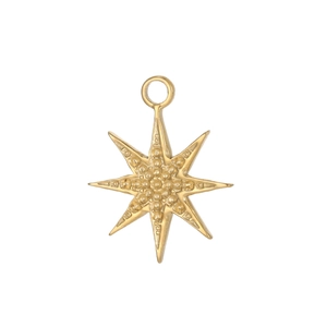 Détail macro du pendentif étoile dorée avec relief vintage et boucle de suspension solide