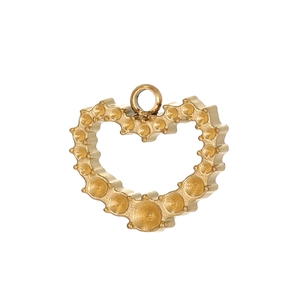 Vue détaillée d'un pendentif en forme de cœur doré avec des supports pour pierres