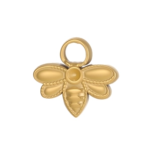 Vue détaillée d'un pendentif abeille doré avec ailes texturées pour bijoux