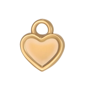 Détail d'un pendentif cœur doré avec bords polis et finition mate au centre de l'objet