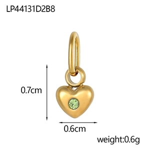 Detailansicht eines Goldherzanhängers mit grünem Zirkon, 0,7 cm hoch und 0,6 cm breit