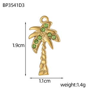 Detail van een gouden palmboom hanger met groene kristallen van 1,9 cm bij 1,1 cm groot