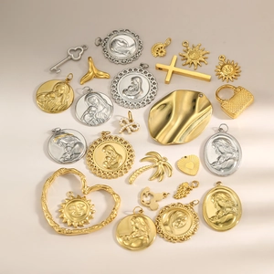 Vintage-Edelstahl-Porträtanhänger mit vielfältigen Charms in Gold- und Silberoptik