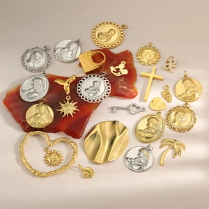 Sortierte Gold- und Silberanhänger aus Edelstahl mit religiösen und Naturmotiven
