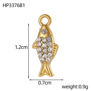 Macro-opname van gouden vis hanger met zirkonia inleg toont afmetingen 1,2 cm x 0,7 cm