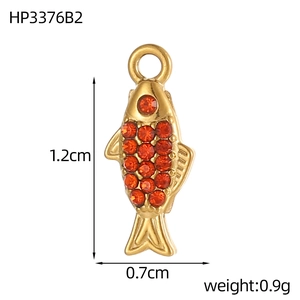 Gedetailleerde weergave van een vergulde vis hanger met oranje strass en afmetingen