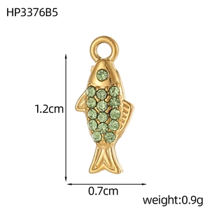Detail van een gouden vis-hanger van 1,2x0,7 cm met groene zirkoon en gewicht van 0,9 g