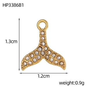 Gedetailleerde weergave van gouden vissenstaart-hanger met kristallen, hoogte 1,3 cm