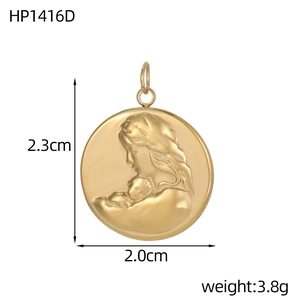 Detailansicht eines goldenen runden Anhängers mit Mutter-Kind-Relief, 23 mm x 20 mm