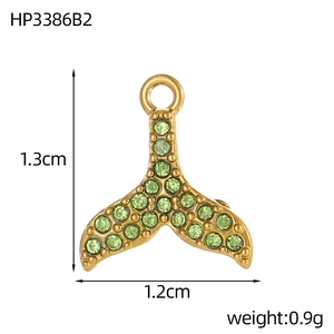 Gouden walvisstaart hanger met groene zirkonia, afmetingen van 1,3 cm bij 1,2 cm