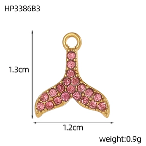 Detailweergave van gouden zeemeerminstaart hanger bezet met roze zirkonia steentjes