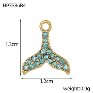 Detail van gouden walvisstaart hanger met lichtblauwe strass voor sieraden maken