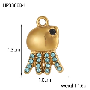 Macro-opname van gouden octopus hanger met blauwe zirkonia en afmetingen