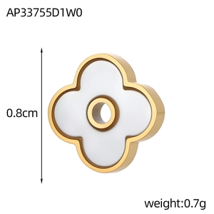 Vista macro del colgante de trébol de 0,8 cm con nácar blanco y borde de metal dorado