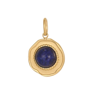 Detail van een retro gouden ovale hanger met matte gehamerde textuur en blauwe turquoise steen