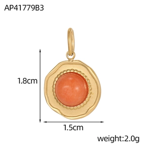 Detailopname van een ronde oranje edelsteen hanger met goudkleurige golvende randen