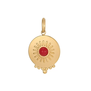Macro-opname van de gouden vintage zonnetotem hanger met rode steen en boho details