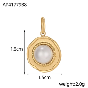 Gedetailleerd beeld van een ovale gouden hanger met witte parel en golvende rand
