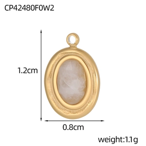 Macro-opname van een 1,2cm x 0,8cm gouden druppelhanger met witte maansteen inleg