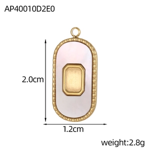 Vista detallada del colgante de estrella ovalado dorado con nácar y medidas 2,0x1,2cm