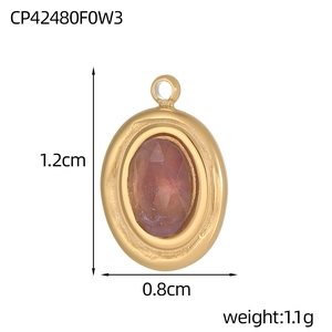 Gedetailleerd macro-aanzicht van de 1,2 cm roodachtige steen hanger met 18K gouden rand