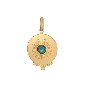 Macrodetail van de gouden vintage ovale hanger met zonnestraaltextuur en turkoois