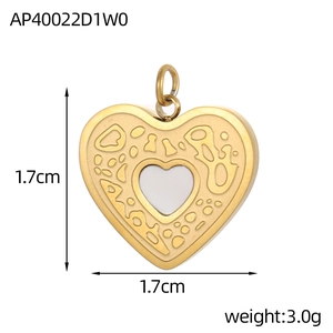 Detalle de colgante de corazón dorado con medidas de 1,7 cm y peso de 3,0 g