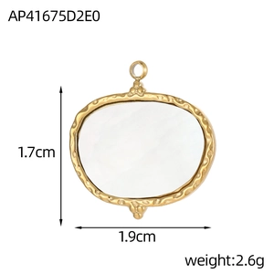 Detalle del colgante de estrella en acero dorado con textura martillada y medidas