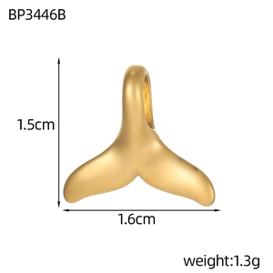 Detailansicht eines goldenen Walflossen-Anhängers mit Maßen 1,5cm x 1,6cm und 1,3g Gewicht