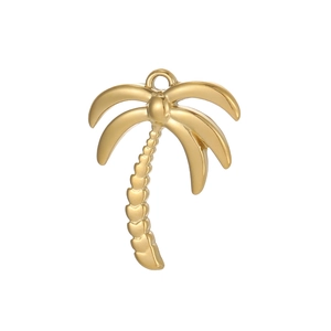 Makro-Detail eines goldenen Kokosnussbaum-Anhängers mit Metallring für DIY-Schmuckherstellung