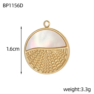 Detalle del colgante dorado de 1,6 cm con nácar blanco y textura de rejilla metálica