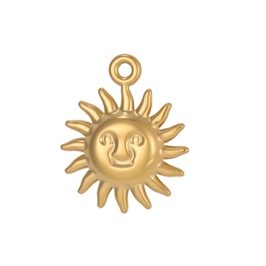 Makroaufnahme eines goldenen Sonnenanhängers mit Relief und poliertem Metallring