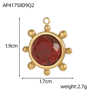 Dettaglio del ciondolo geometrico largo 1,7 cm con intarsio in pietra naturale rossa
