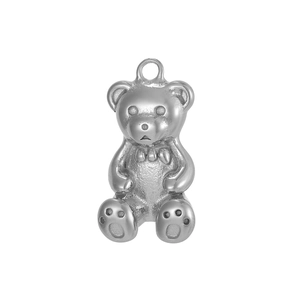 Détail macro du pendentif ours argenté avec nœud et empreintes gravées pour bijoux DIY