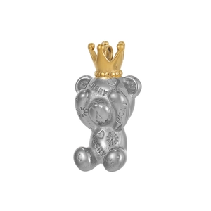Vue macro détaillée du pendentif ours lucky bicolore avec une couronne dorée